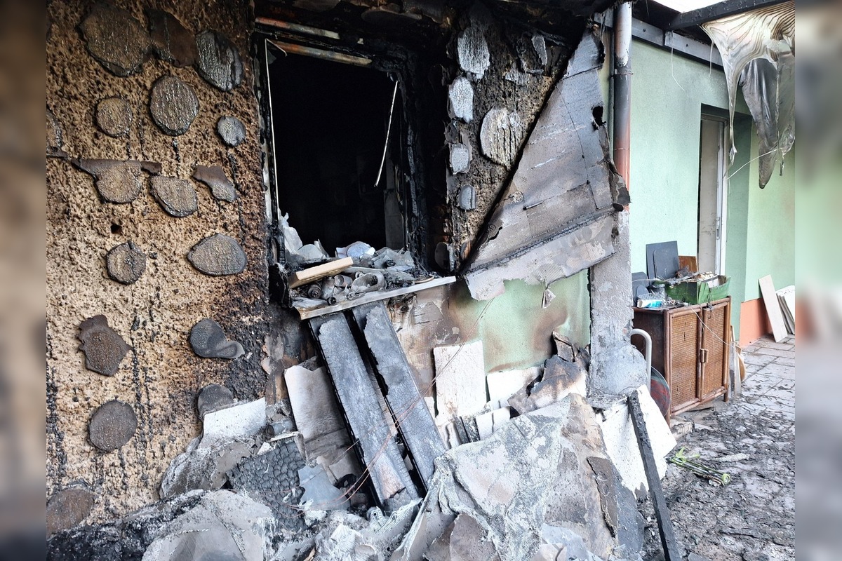 FOTO: Rozsiahly požiar v Šahách poškodil dom aj umelecký ateliér, obyvatelia pre rodinu vytvorili finančnú zbierku, foto 4