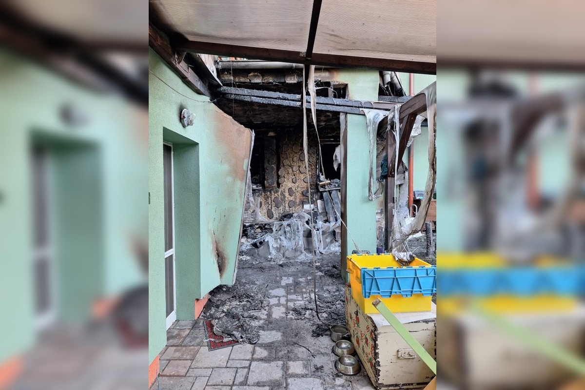 FOTO: Rozsiahly požiar v Šahách poškodil dom aj umelecký ateliér, obyvatelia pre rodinu vytvorili finančnú zbierku, foto 5