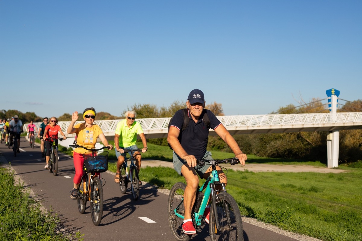 FOTO: Topoľčany sa chvália novou cyklotrasou, spolu s ňou pribudlo prepojenie na park aj nové prvky ako lampy a značky, foto 1