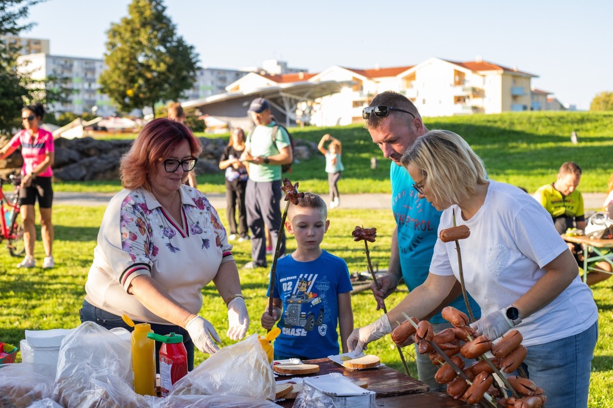 FOTO: Topoľčany sa chvália novou cyklotrasou, spolu s ňou pribudlo prepojenie na park aj nové prvky ako lampy a značky, foto 6