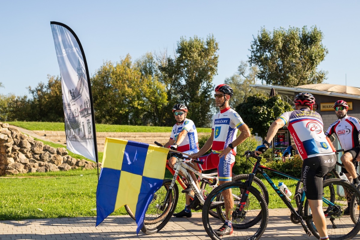 FOTO: Topoľčany sa chvália novou cyklotrasou, spolu s ňou pribudlo prepojenie na park aj nové prvky ako lampy a značky, foto 7