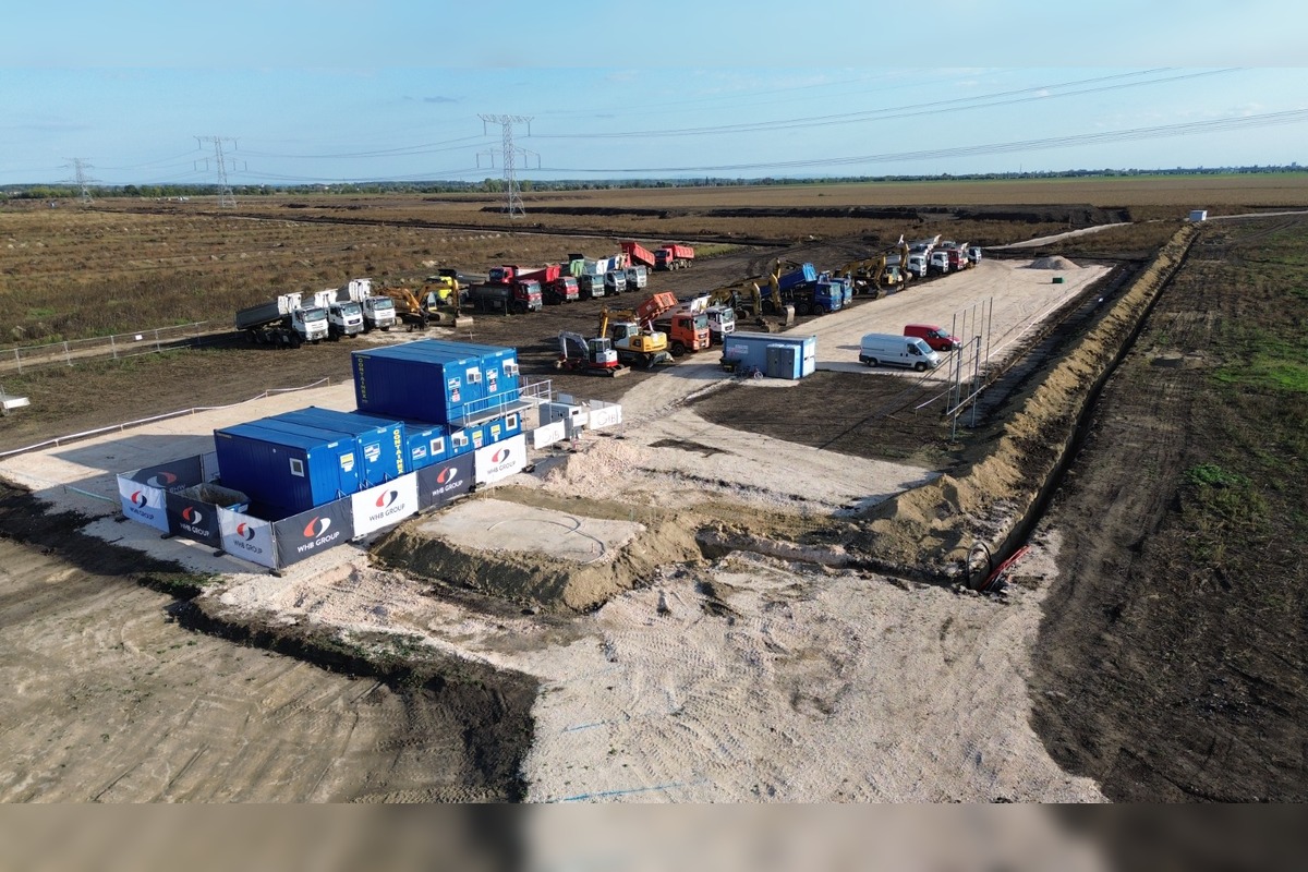 FOTO: Na pozemkoch za Šuranmi, kde má stáť baterkáreň, začali prípravné práce, foto 1