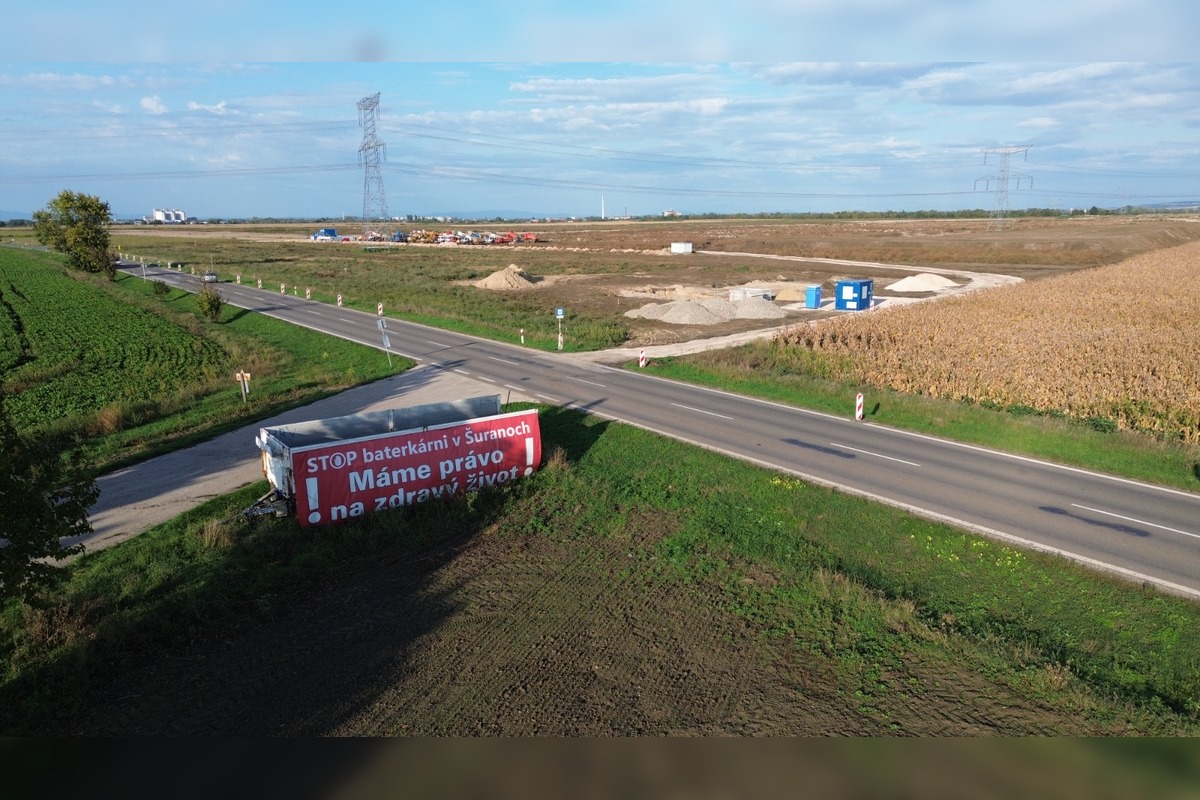 FOTO: Na pozemkoch za Šuranmi, kde má stáť baterkáreň, začali prípravné práce, foto 2