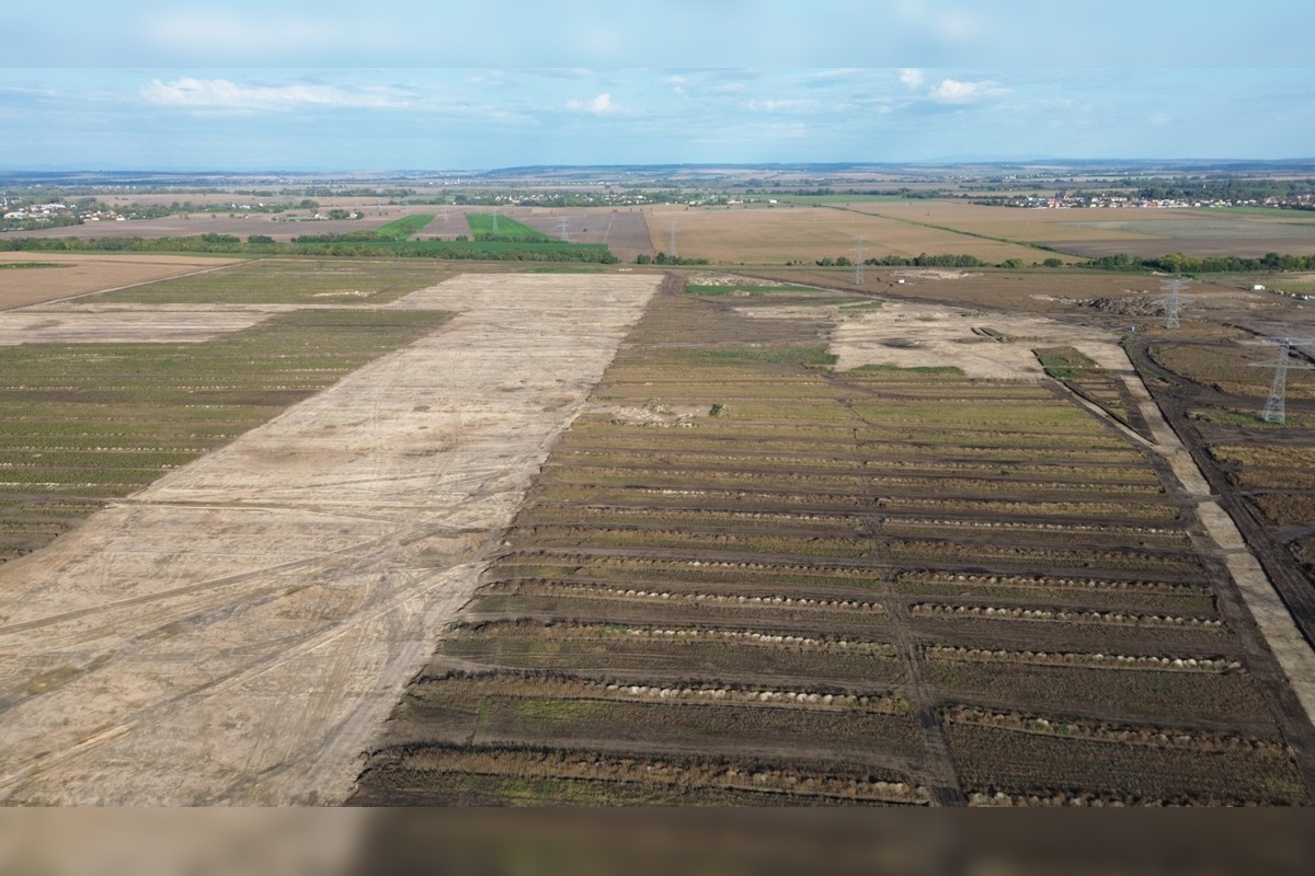 FOTO: Na pozemkoch za Šuranmi, kde má stáť baterkáreň, začali prípravné práce, foto 3