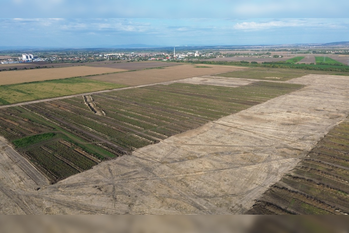 FOTO: Na pozemkoch za Šuranmi, kde má stáť baterkáreň, začali prípravné práce, foto 4