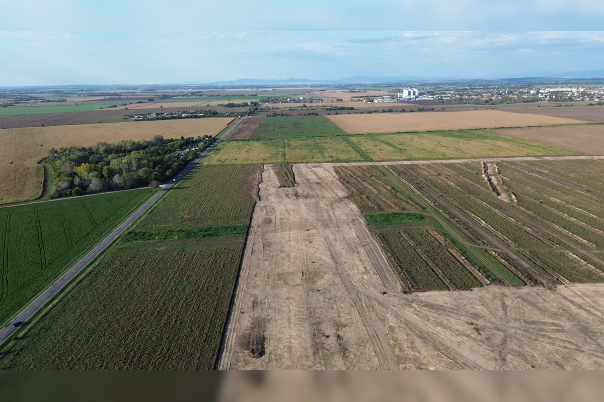 FOTO: Na pozemkoch za Šuranmi, kde má stáť baterkáreň, začali prípravné práce, foto 5