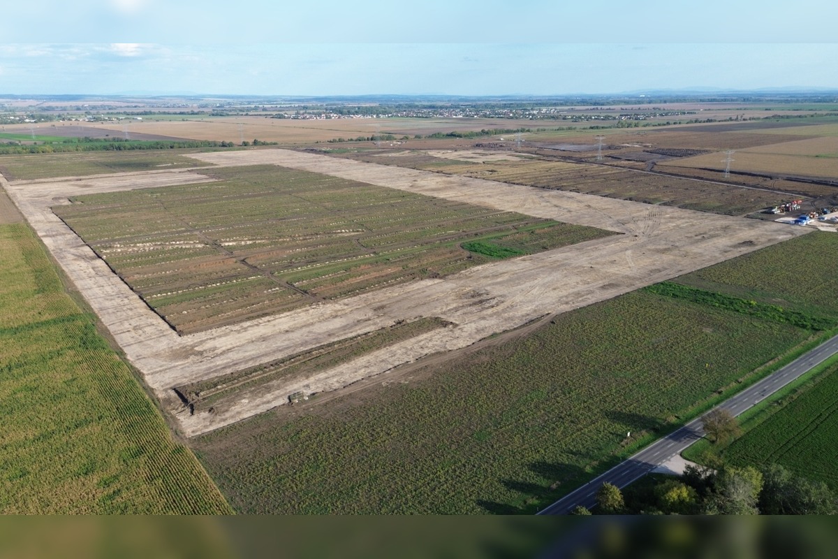 FOTO: Na pozemkoch za Šuranmi, kde má stáť baterkáreň, začali prípravné práce, foto 6
