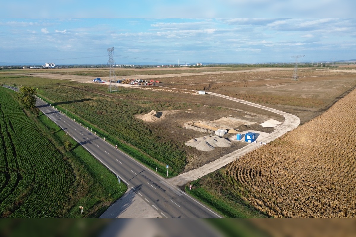 FOTO: Na pozemkoch za Šuranmi, kde má stáť baterkáreň, začali prípravné práce, foto 8