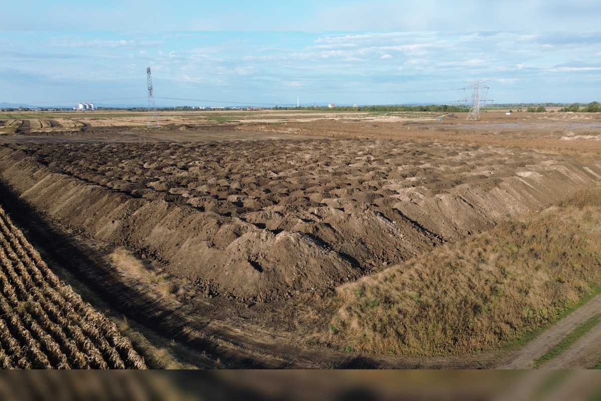 FOTO: Na pozemkoch za Šuranmi, kde má stáť baterkáreň, začali prípravné práce, foto 9