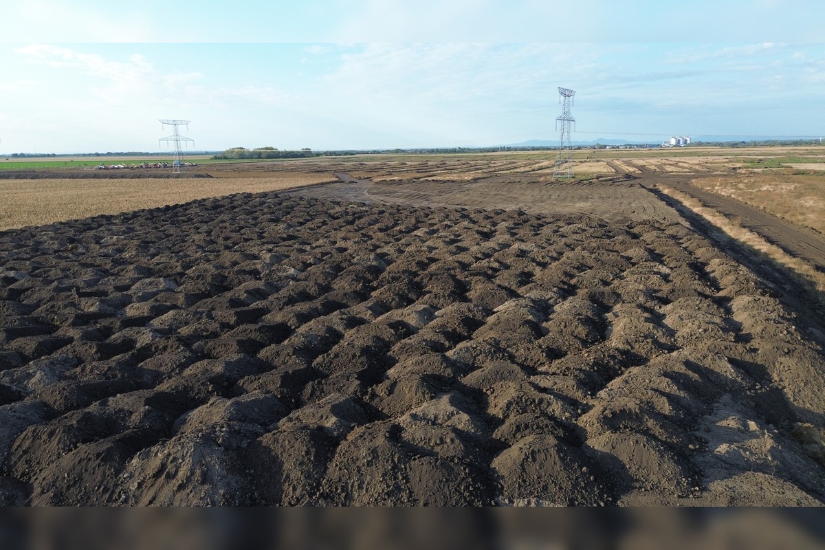 FOTO: Na pozemkoch za Šuranmi, kde má stáť baterkáreň, začali prípravné práce, foto 10