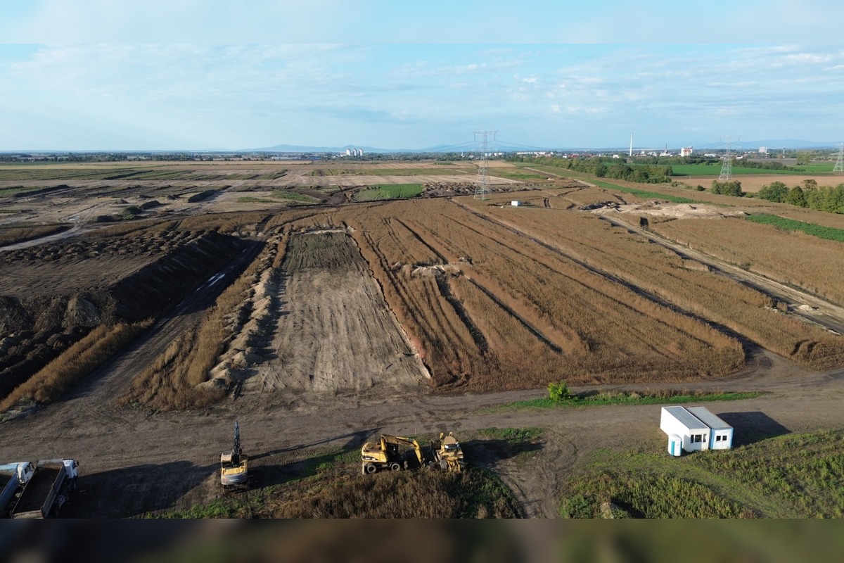 FOTO: Na pozemkoch za Šuranmi, kde má stáť baterkáreň, začali prípravné práce, foto 11