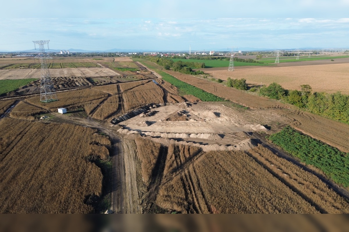 FOTO: Na pozemkoch za Šuranmi, kde má stáť baterkáreň, začali prípravné práce, foto 12