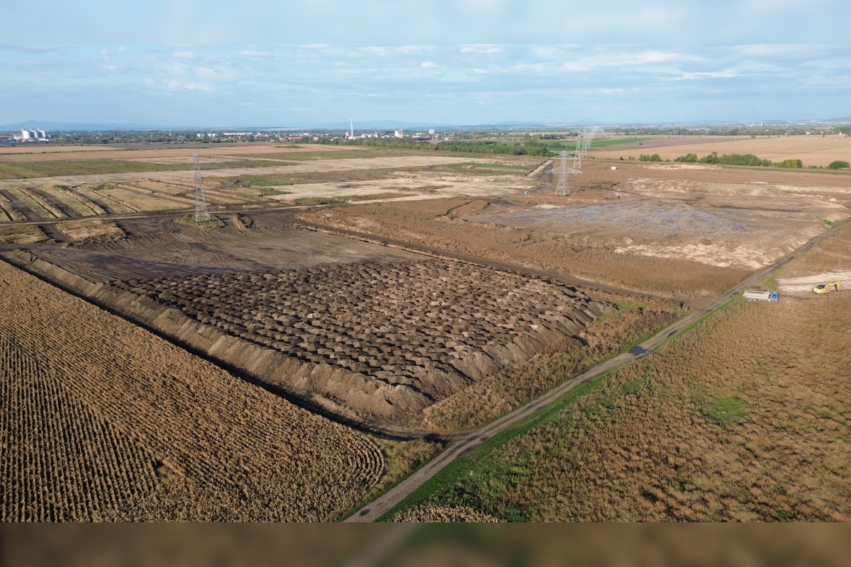 FOTO: Na pozemkoch za Šuranmi, kde má stáť baterkáreň, začali prípravné práce, foto 13