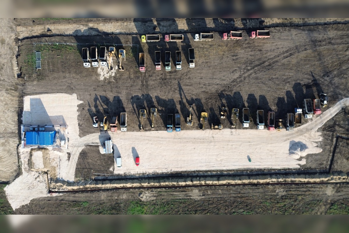 FOTO: Na pozemkoch za Šuranmi, kde má stáť baterkáreň, začali prípravné práce, foto 15