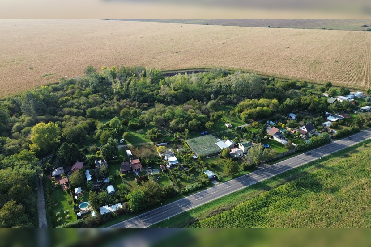 FOTO: Na pozemkoch za Šuranmi, kde má stáť baterkáreň, začali prípravné práce, foto 16