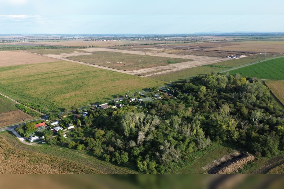 FOTO: Na pozemkoch za Šuranmi, kde má stáť baterkáreň, začali prípravné práce, foto 17
