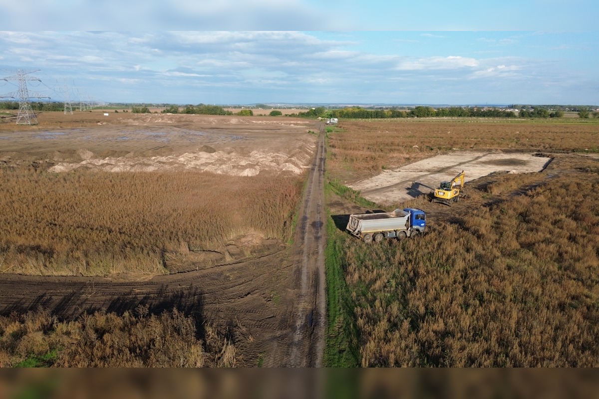FOTO: Na pozemkoch za Šuranmi, kde má stáť baterkáreň, začali prípravné práce, foto 18