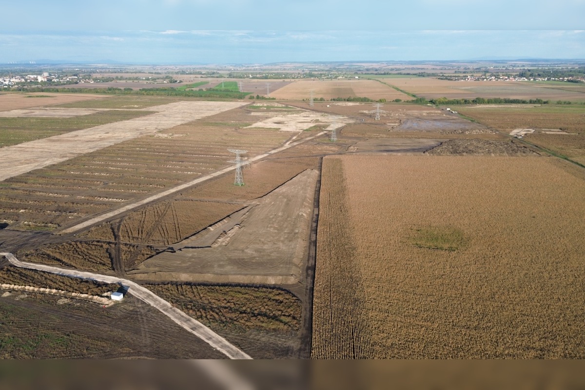 FOTO: Na pozemkoch za Šuranmi, kde má stáť baterkáreň, začali prípravné práce, foto 19