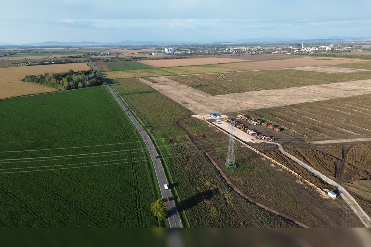 FOTO: Na pozemkoch za Šuranmi, kde má stáť baterkáreň, začali prípravné práce, foto 20