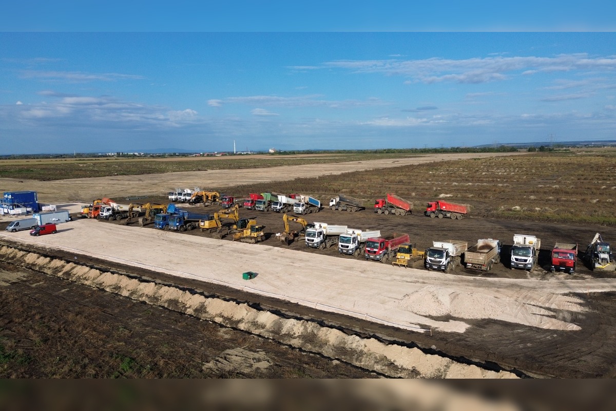 FOTO: Na pozemkoch za Šuranmi, kde má stáť baterkáreň, začali prípravné práce, foto 21