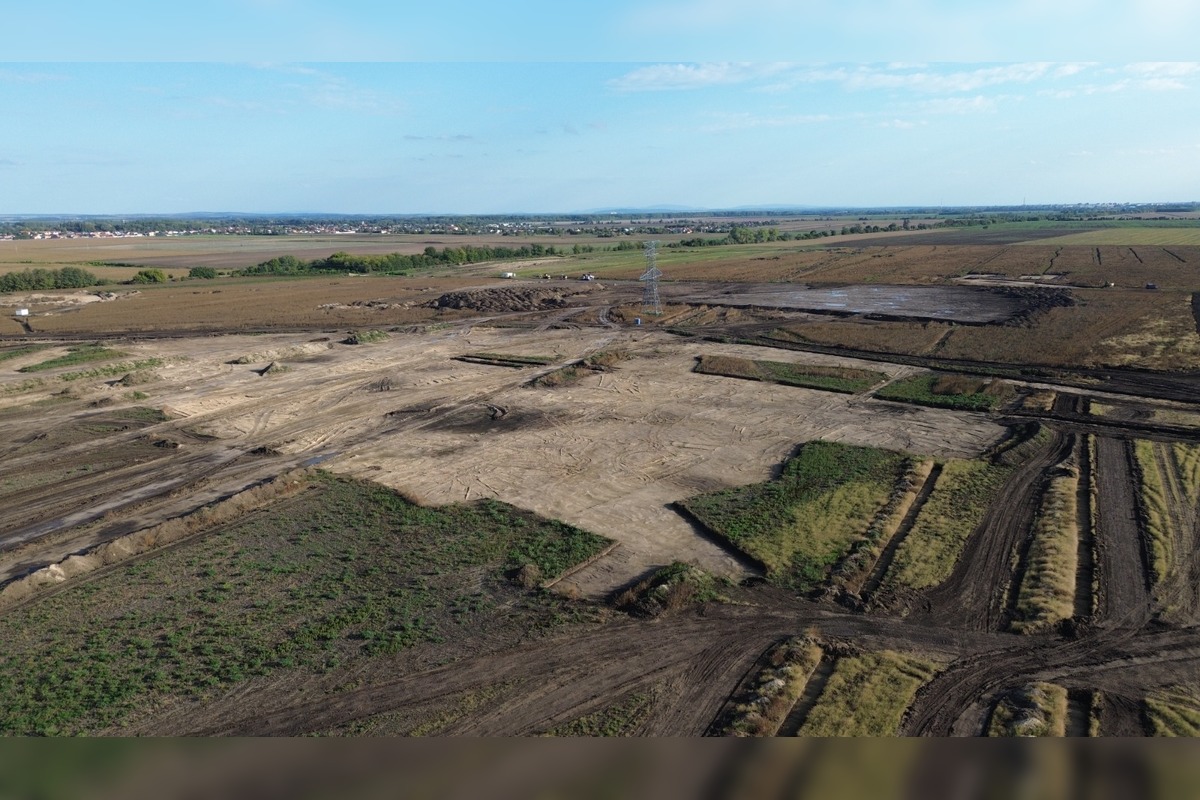 FOTO: Na pozemkoch za Šuranmi, kde má stáť baterkáreň, začali prípravné práce, foto 22