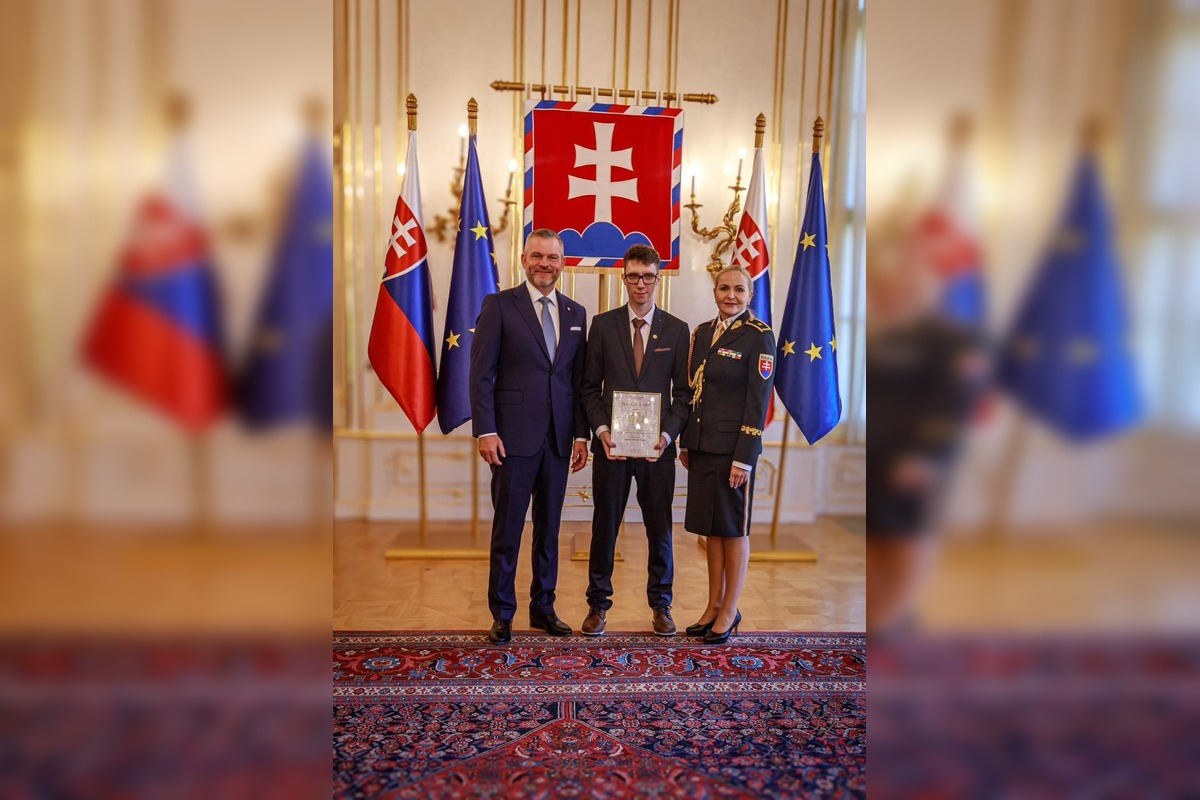 FOTO: Policajt Denis zachránil ženu z horiaceho auta, za svoje hrdinstvo si vyslúžil ocenenie, foto 1