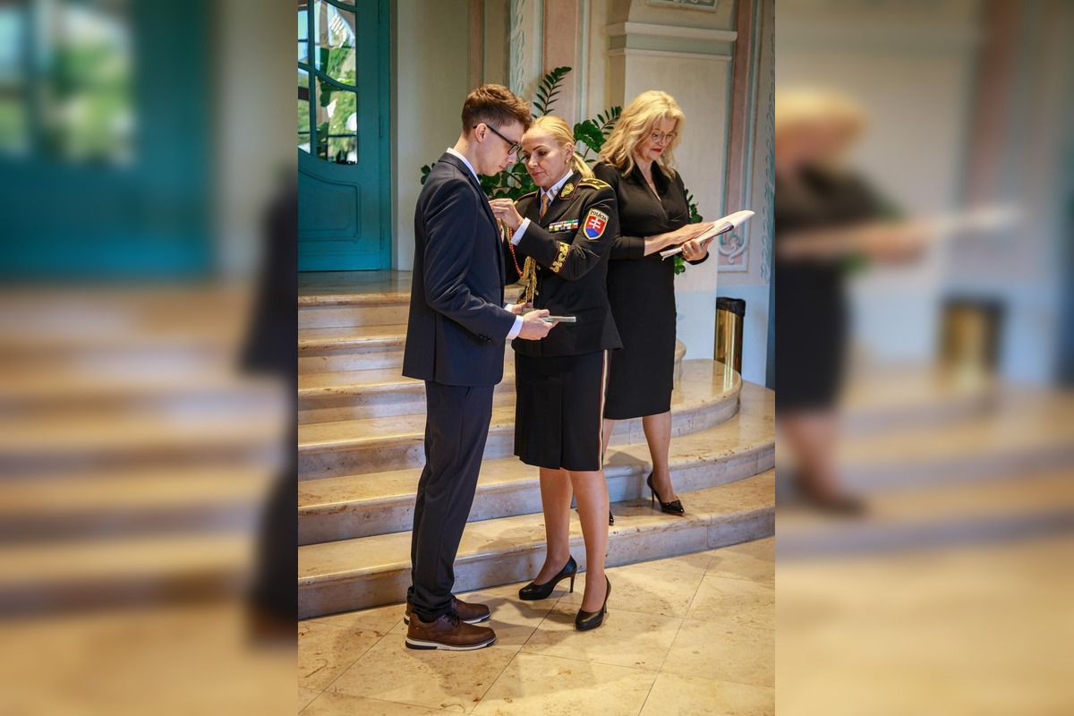 FOTO: Policajt Denis zachránil ženu z horiaceho auta, za svoje hrdinstvo si vyslúžil ocenenie, foto 2