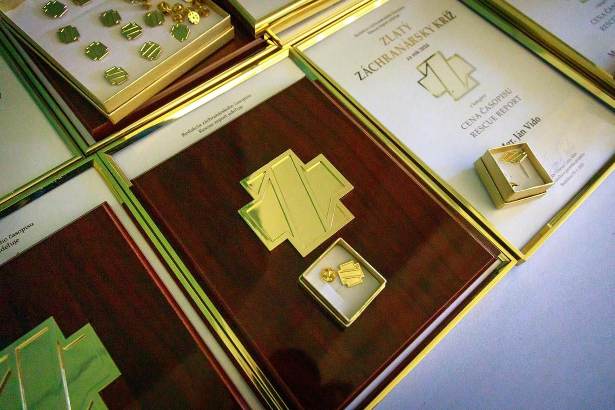 FOTO: Policajt Denis zachránil ženu z horiaceho auta, za svoje hrdinstvo si vyslúžil ocenenie, foto 3