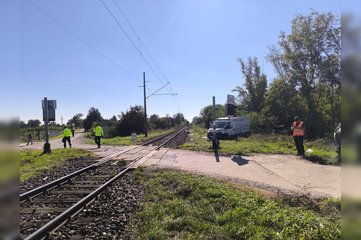 FOTO: Na železničnom priecestí v úseku Nové Zámky - Bajč došlo k zrážke vlaku s autom, foto 1