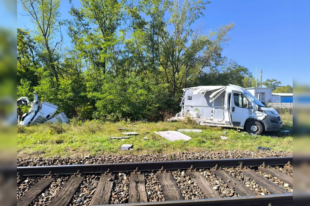 FOTO: Na železničnom priecestí v úseku Nové Zámky - Bajč došlo k zrážke vlaku s autom, foto 2