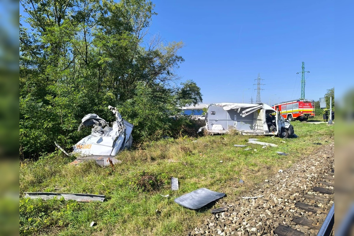 FOTO: Na železničnom priecestí v úseku Nové Zámky - Bajč došlo k zrážke vlaku s autom, foto 3