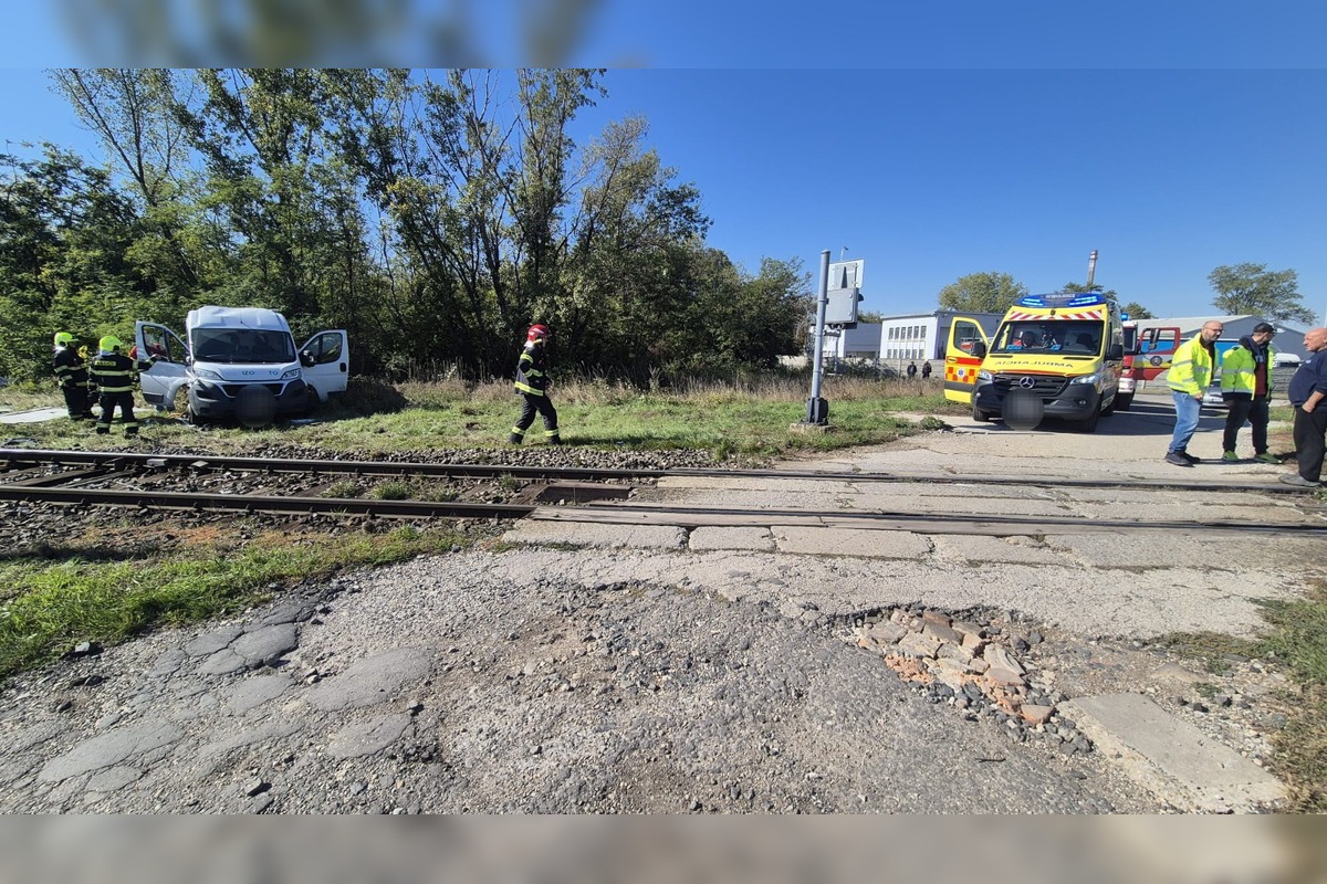 FOTO: Na železničnom priecestí v úseku Nové Zámky - Bajč došlo k zrážke vlaku s autom, foto 4