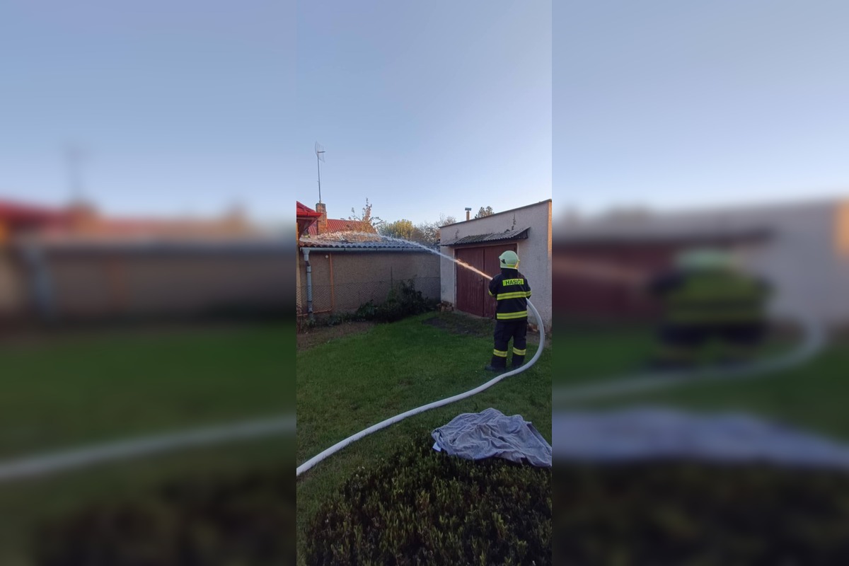 FOTO: Požiar rodinného domu v Beladiciach takmer skončil tragicky pre 65-ročného muža, foto 1