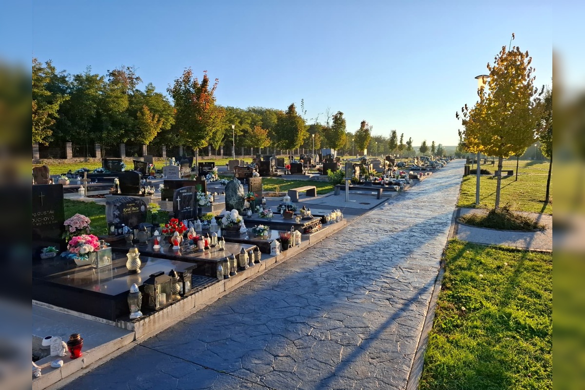 FOTO: Nitra začína ekologickú revolúciu na cintorínoch a spúčťa separovanie, obnovuje zeleň a zbiera dažďovú vodu, foto 2