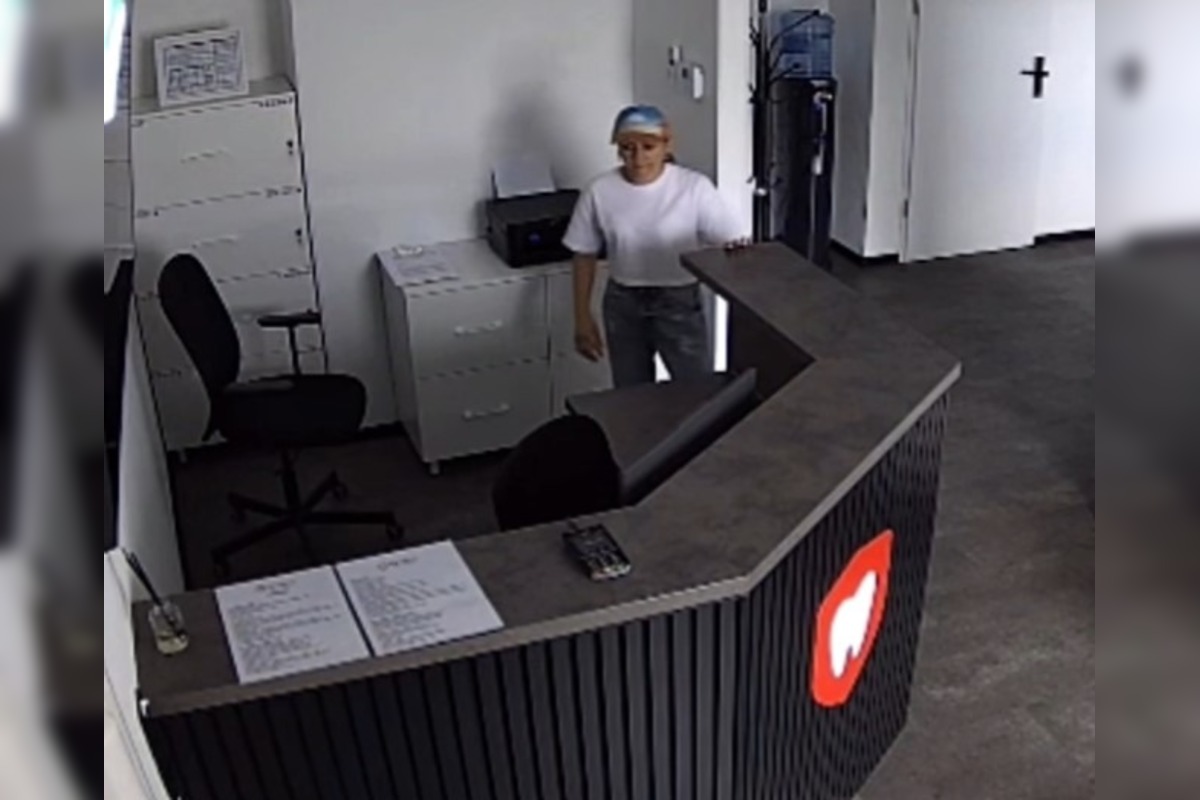 FOTO: Muž so ženou ukradli pokladničku s tisíckami eur. Hľadá ich nitrianska polícia, foto 1