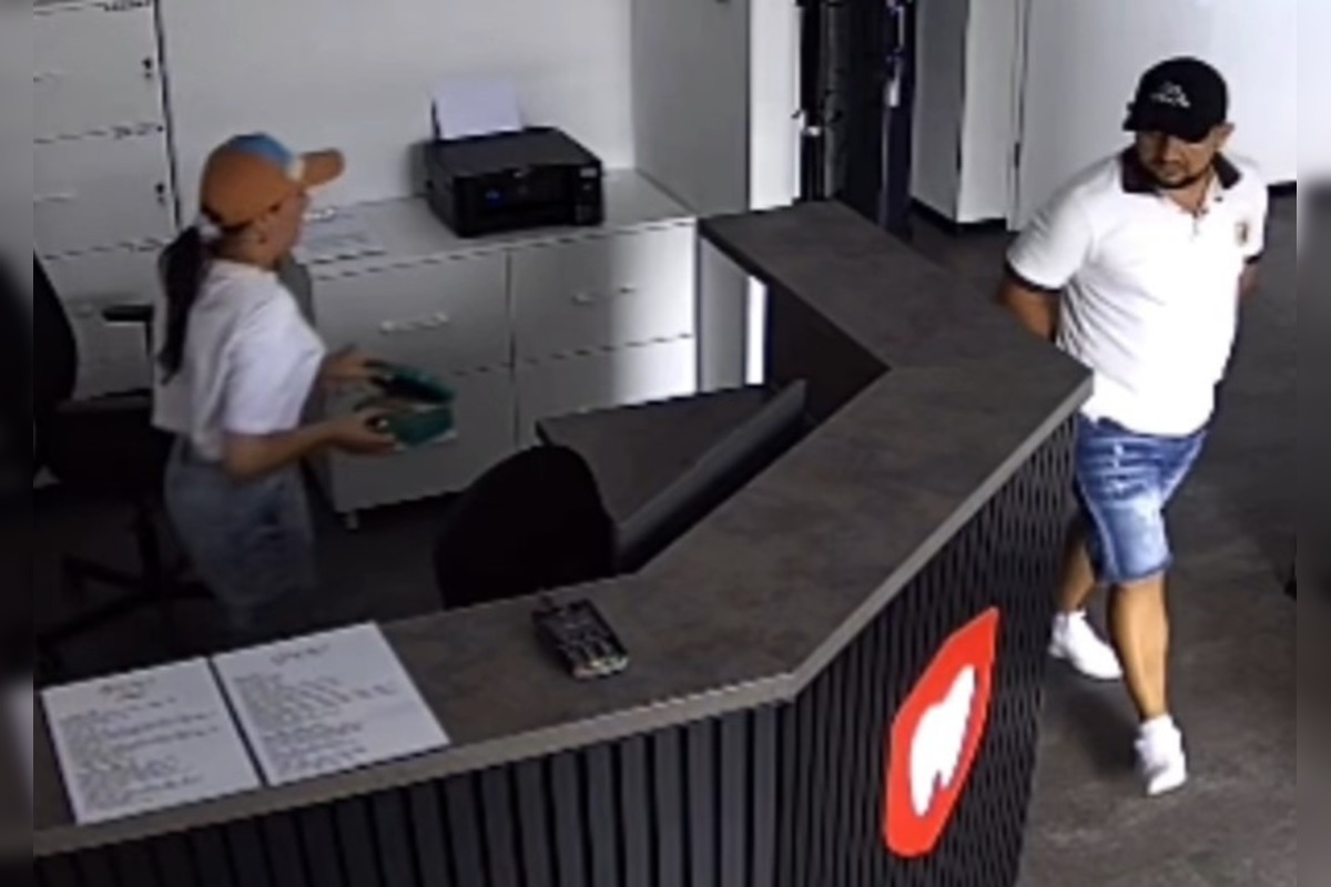 FOTO: Muž so ženou ukradli pokladničku s tisíckami eur. Hľadá ich nitrianska polícia, foto 2