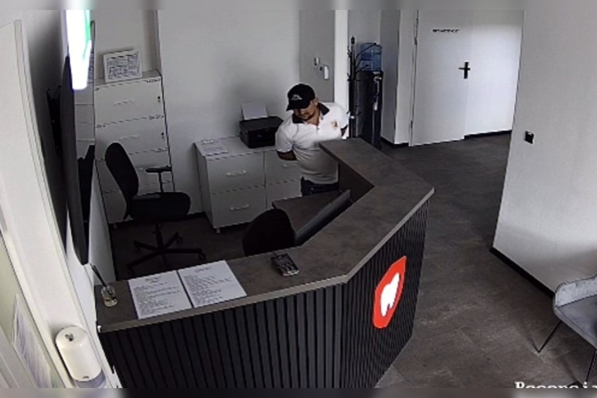 FOTO: Muž so ženou ukradli pokladničku s tisíckami eur. Hľadá ich nitrianska polícia, foto 3