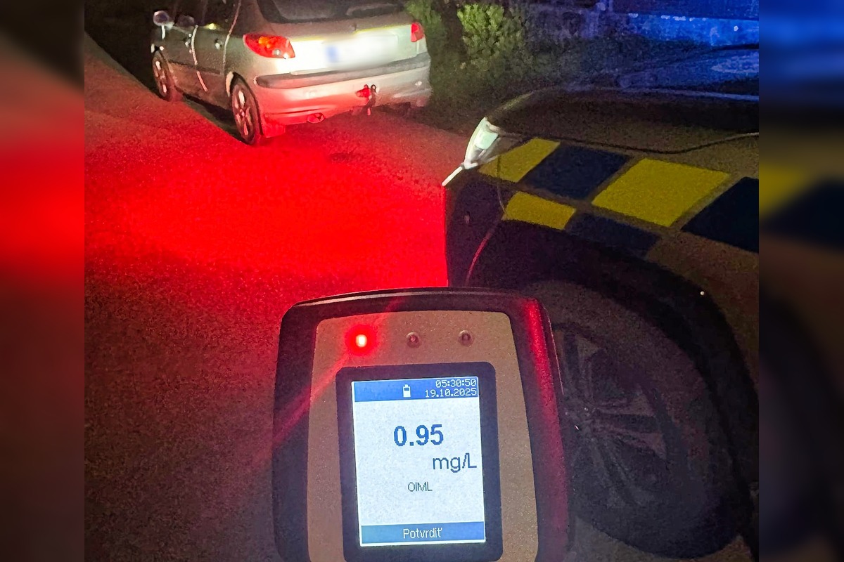 FOTO: Opití vodiči opäť úradovali, jeden narazil v Leviciach do betónového oplotenia a auta, foto 2