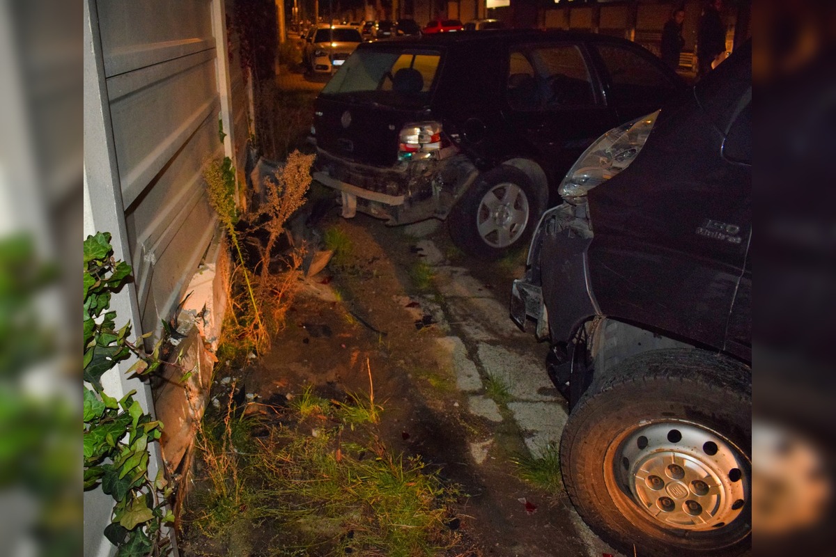 FOTO: Opití vodiči opäť úradovali, jeden narazil v Leviciach do betónového oplotenia a auta, foto 3