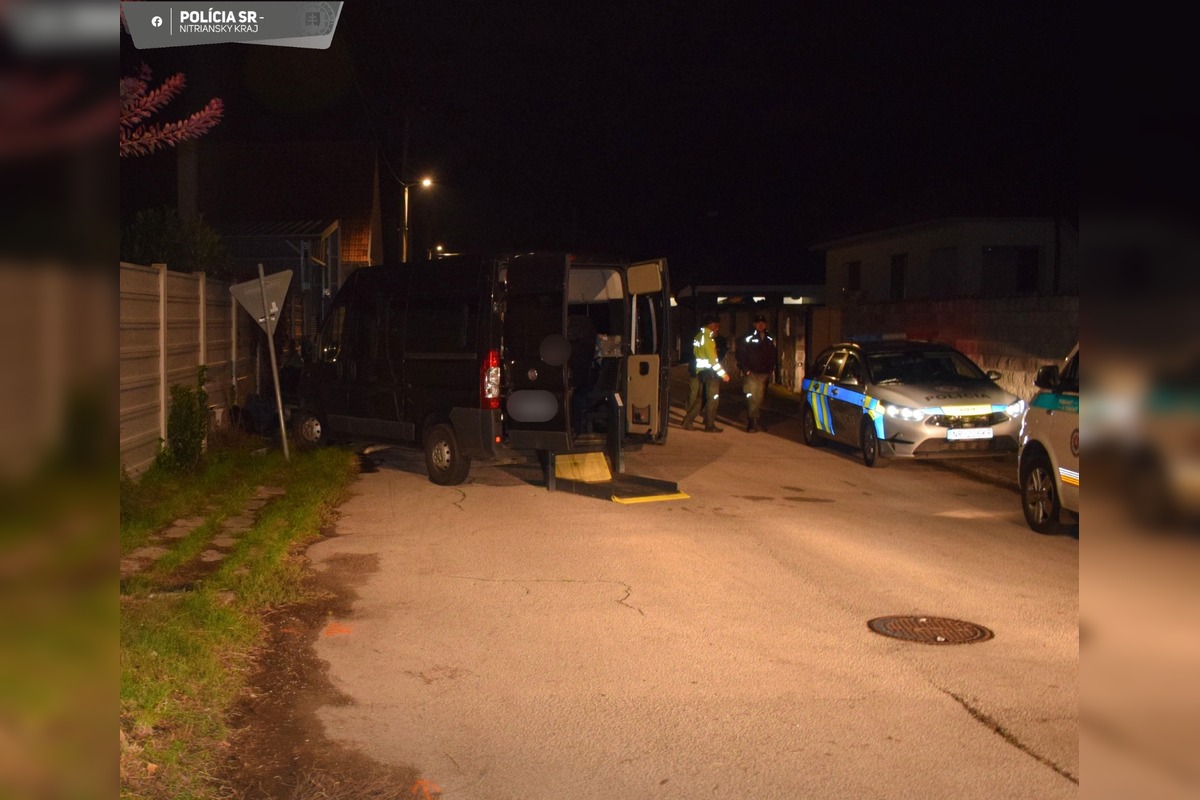 FOTO: Opití vodiči opäť úradovali, jeden narazil v Leviciach do betónového oplotenia a auta, foto 4