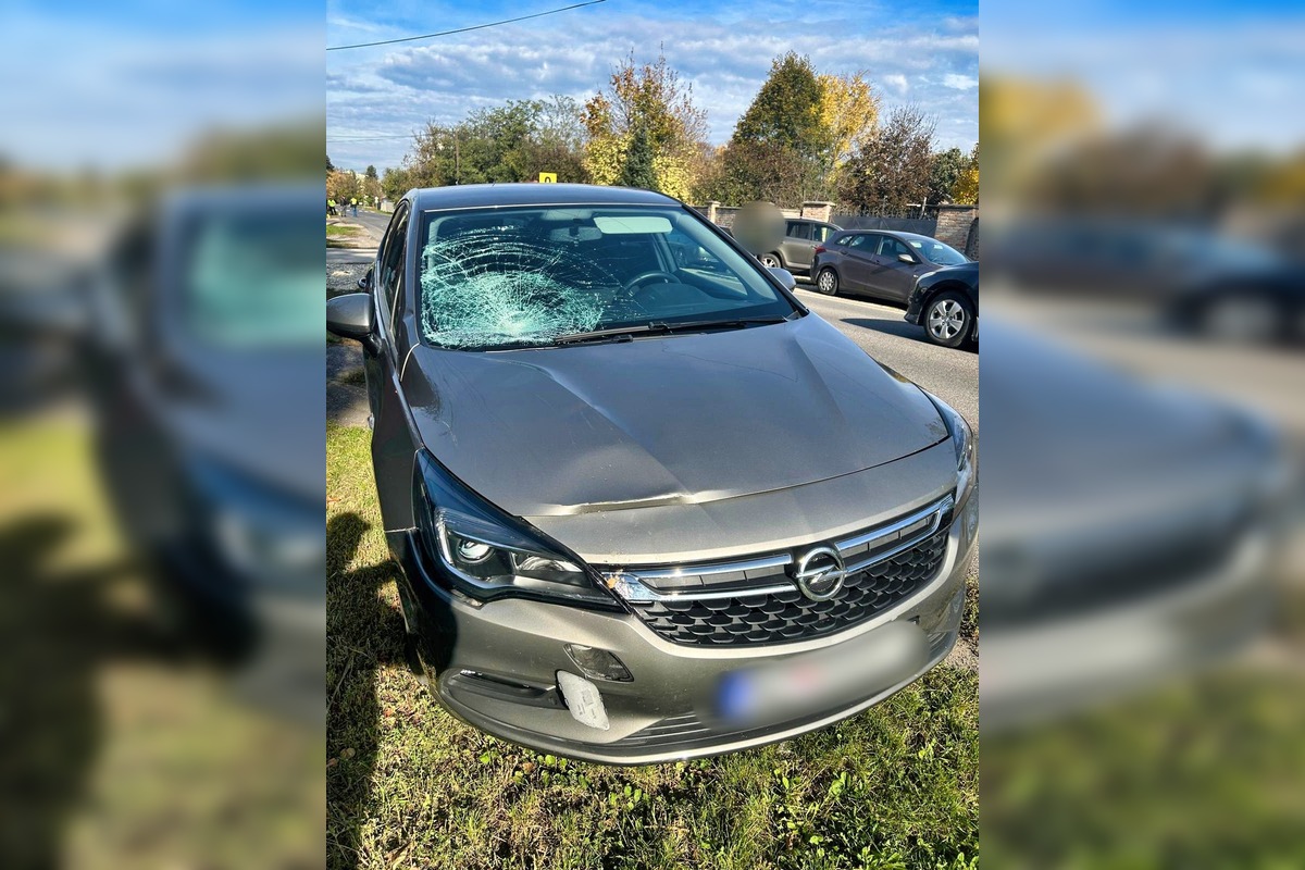 FOTO: Tragická havária v Hronovciach, auto zrazilo ženu na zastávke, foto 2