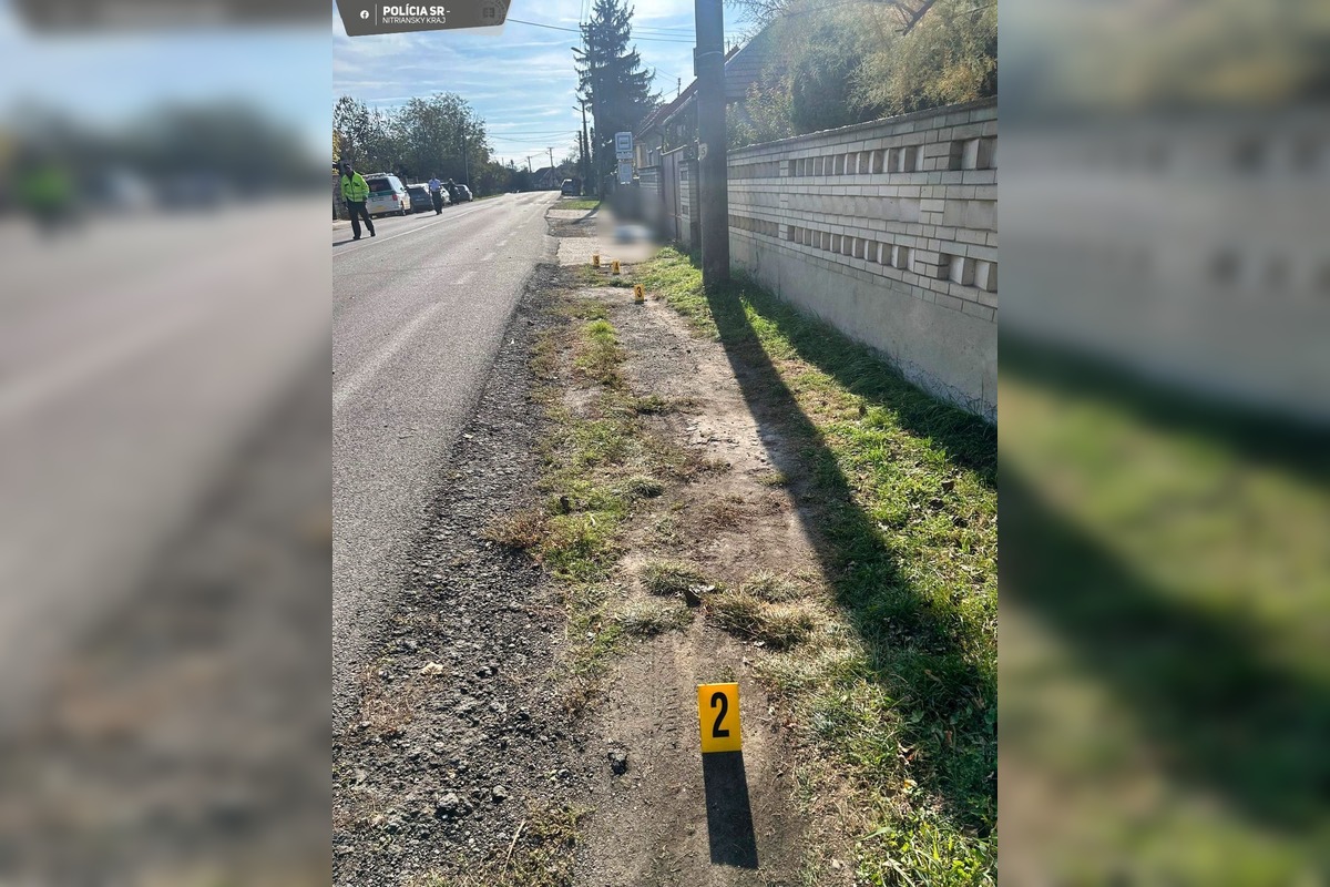 FOTO: Tragická havária v Hronovciach, auto zrazilo ženu na zastávke, foto 3