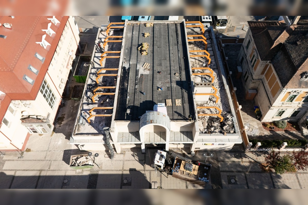 FOTO: Oprava strechy autobusovej stanice v Topoľčanoch, foto 1