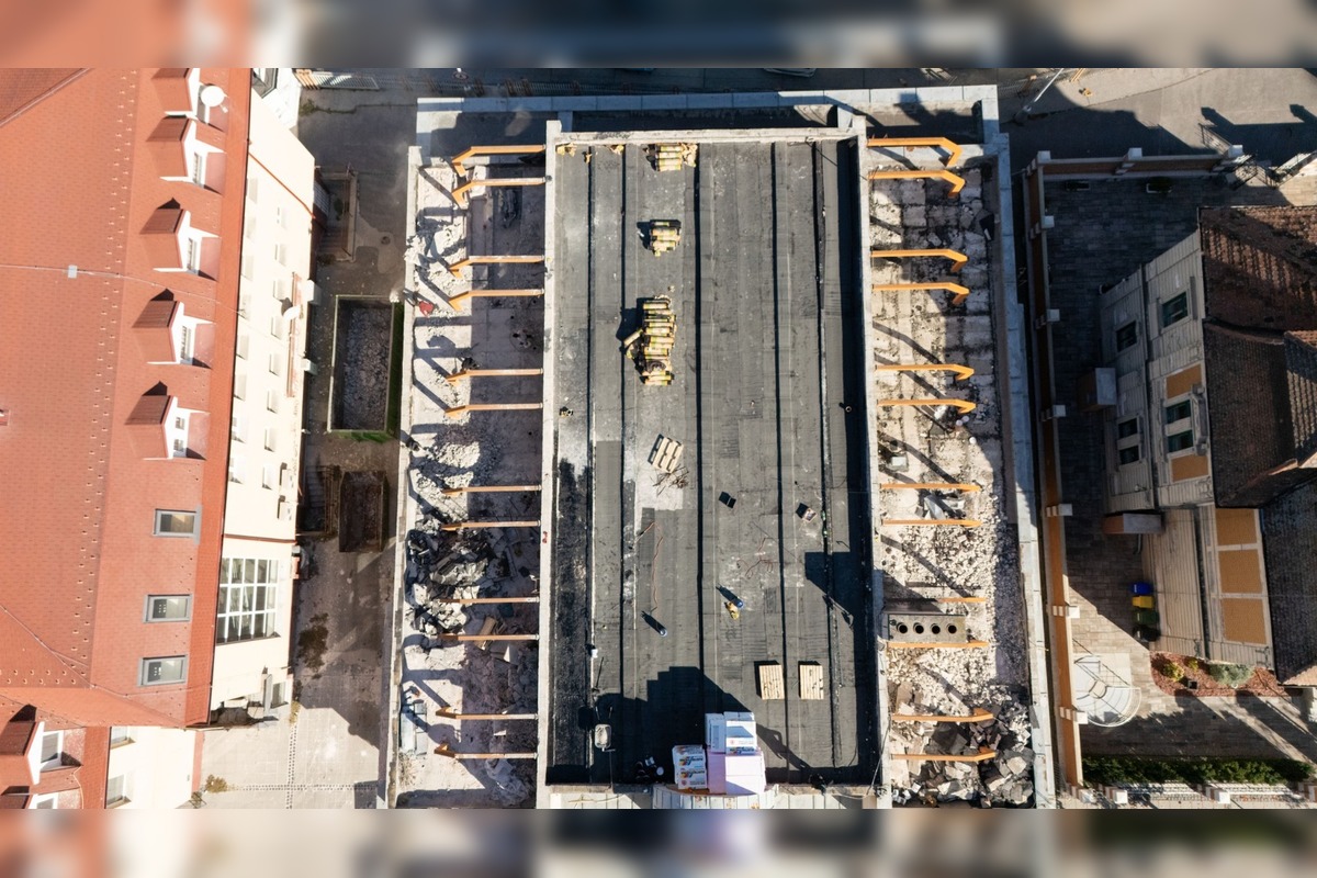 FOTO: Oprava strechy autobusovej stanice v Topoľčanoch, foto 2