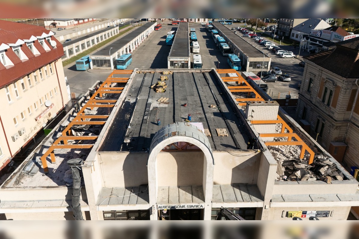 FOTO: Oprava strechy autobusovej stanice v Topoľčanoch, foto 3