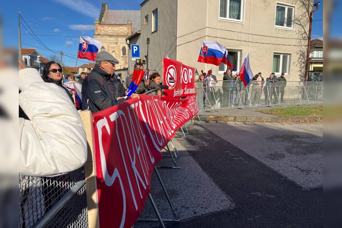 FOTO: Veľký protest v Šuranoch proti výstavbe baterkárne, dorazil premiér a členovia vlády, foto 1