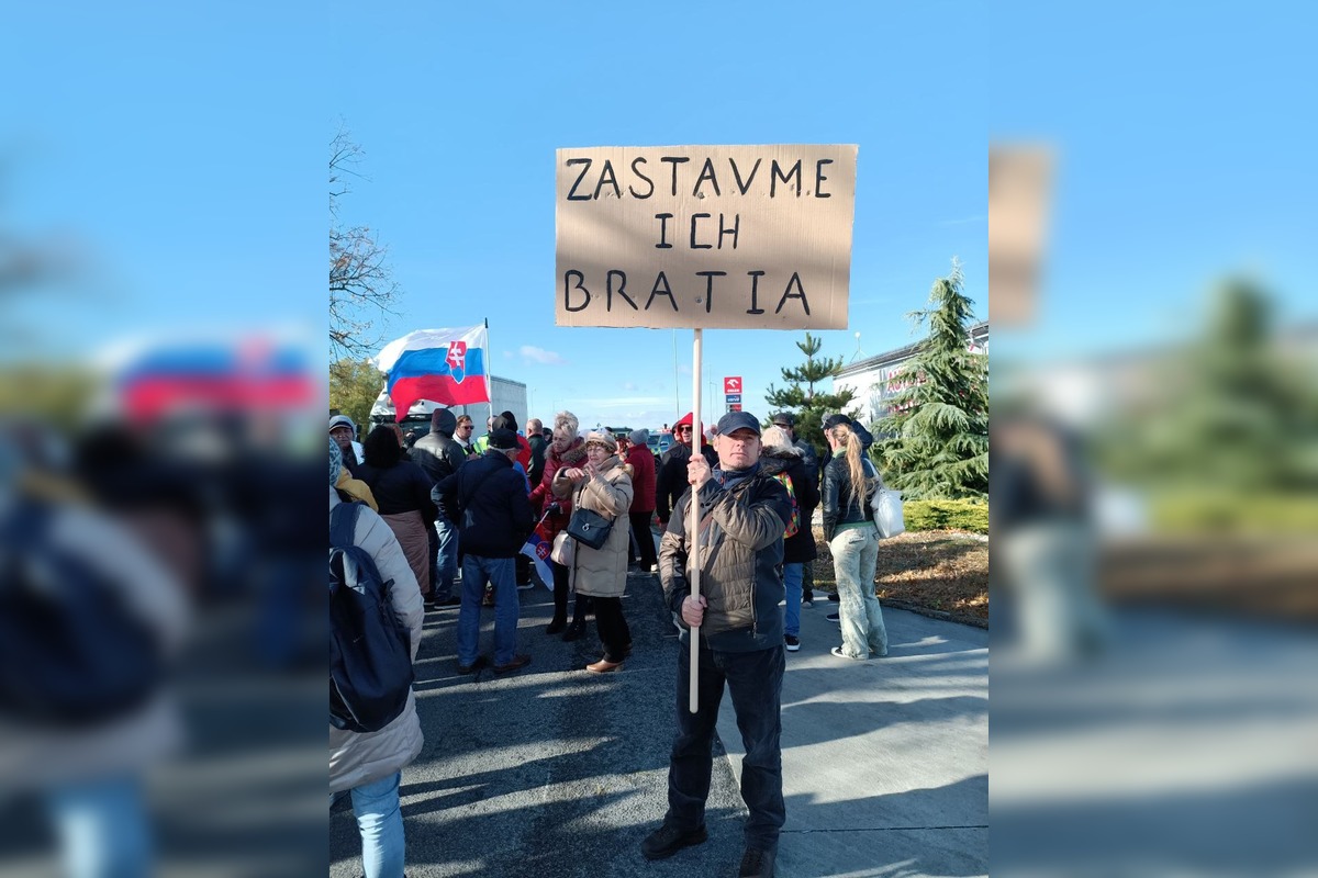 FOTO: Veľký protest v Šuranoch proti výstavbe baterkárne, dorazil premiér a členovia vlády, foto 2