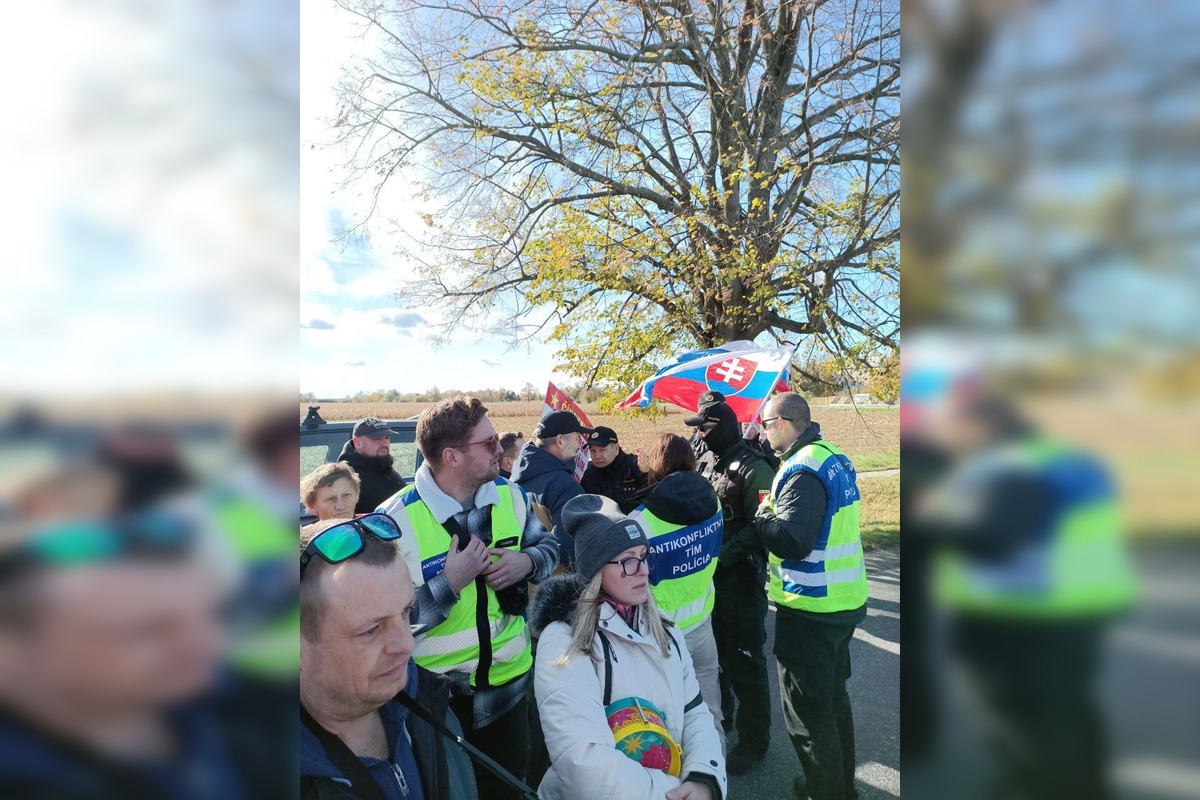FOTO: Veľký protest v Šuranoch proti výstavbe baterkárne, dorazil premiér a členovia vlády, foto 3