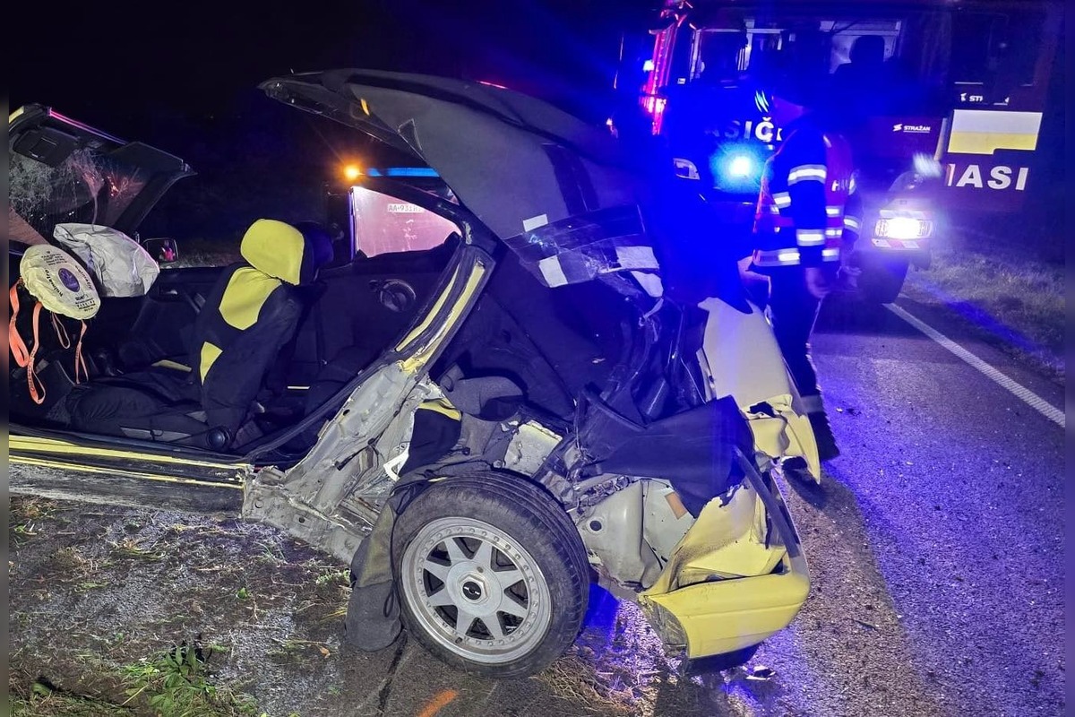 FOTO: Tragická ranná nehoda za Šaľou si vyžiadala životy dvoch mladých ľudí, foto 1