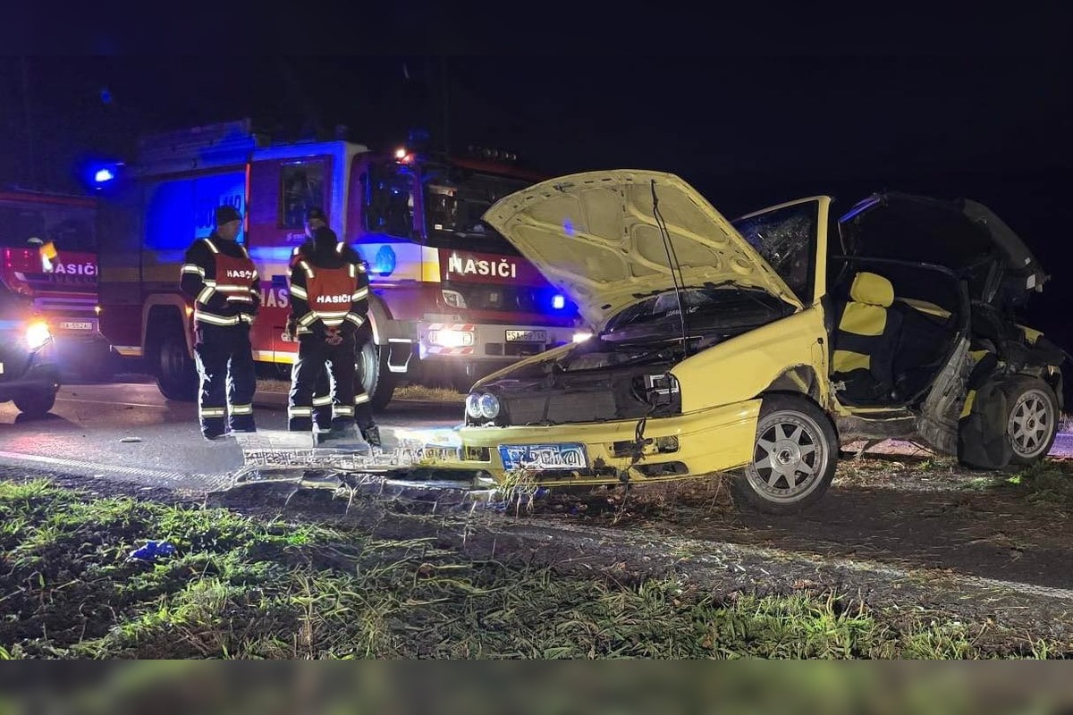 FOTO: Tragická ranná nehoda za Šaľou si vyžiadala životy dvoch mladých ľudí, foto 3